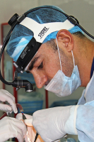 Пластический хирург Владислав Григорянц в операционной