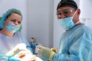 Пластический хирург Анвар Салиджанов оперирует