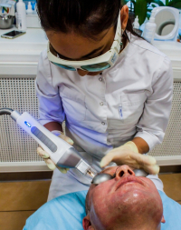 Проведение процедуры мультилазерного 4D омоложения кожи