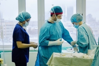 Пластический хирург Дмитрий Мельников проводит мастэктомию