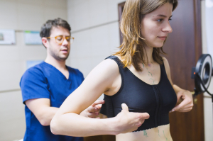 Пластический хирург Дмитрий Мельников с пациенткой