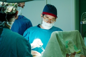 Пластический хирург Дмитрий Мельников оперирует