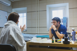 Пластический хирург Дмитрий Мельников консультирует пациентку