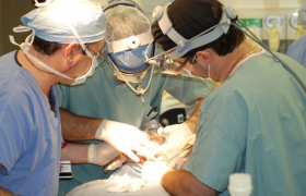 Пластический хирург оперирует