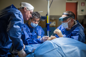 Пластические хирурги в операционной