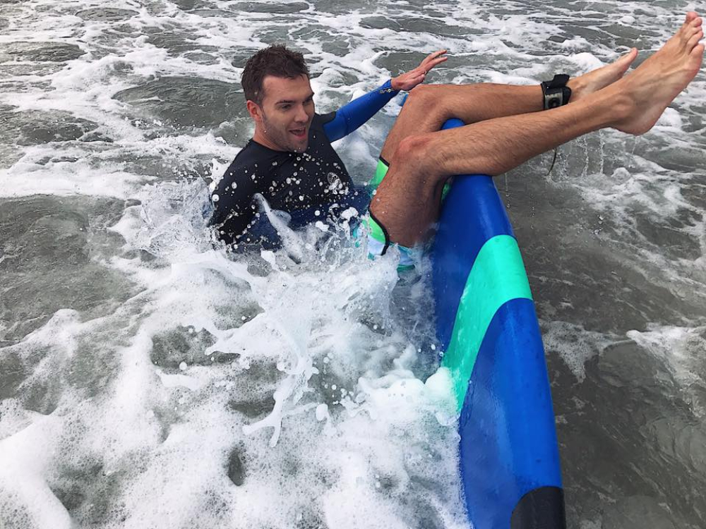 Андрей Искорнев старается стать отличным серфингистом.