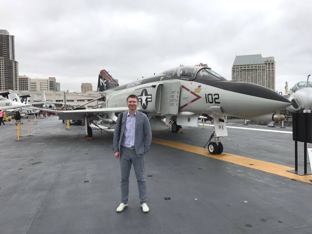 врач посетил выставку авианосцев