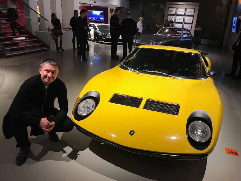 Хирург на выставке автомобилей