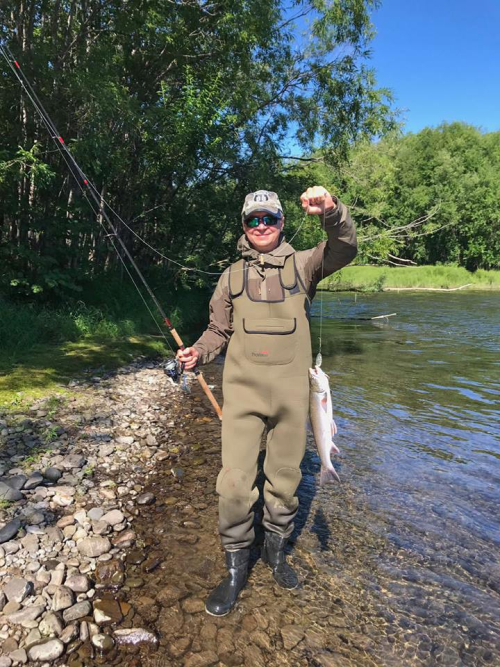 Врач с удовольствием рыбачит на Камчатке.