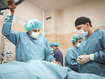 Пластический хирург Александр Грудько в операционной