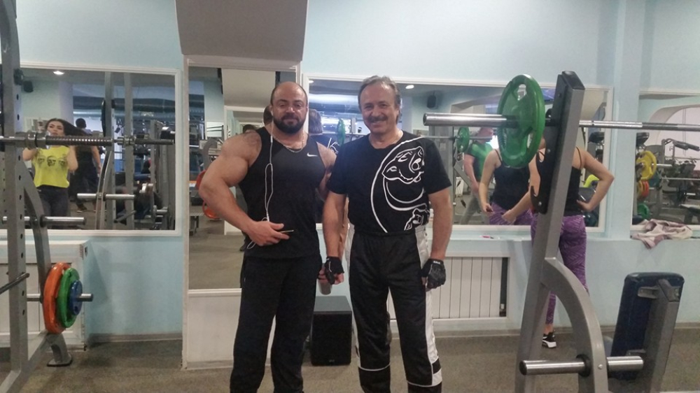 Врач активно поддерживает спорт и регулярно посещает тренажерный зал