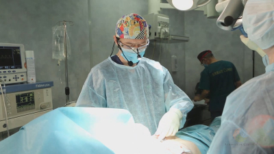 Пластический хирург Виталий Жолтиков оперирует