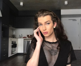 Трансгендер удалила пупок, чтобы  