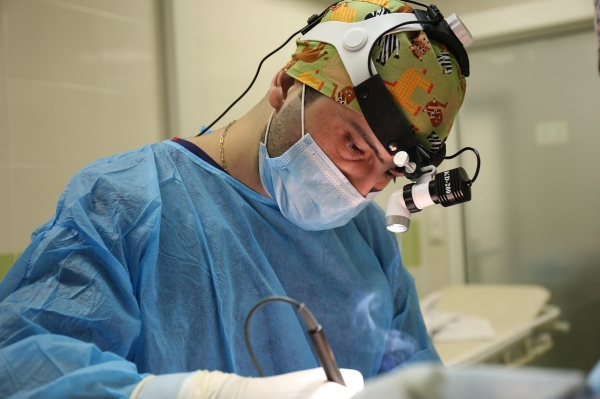 Пластический хирург Карен Пайтян проводит увеличение груди