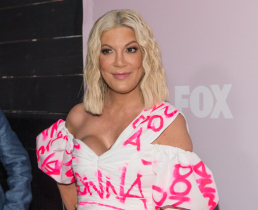 Тори Спеллинг  поразила фанатов некрасивым бюстом