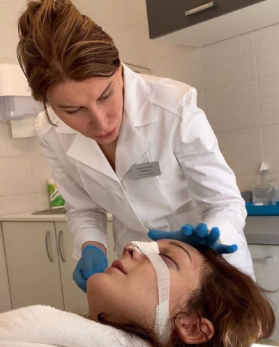 Пластический хирург Наталья Янковская с пациентом