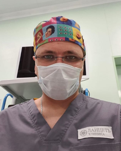 Пластический хирург Николай Зеленин делает селфи