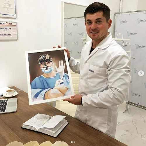 Пластический хирург Тагир Файзуллин с подарком от пациентки