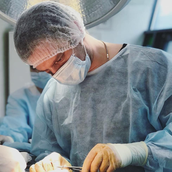 Пластический хирург Станислав Екимов в операционной