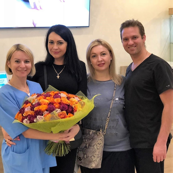 Пластический хирург Станислав Екимов с коллегой и пациентками