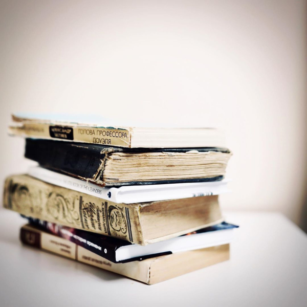 Врач постоянно читает тематическую литературу