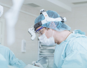 Пластический хирург Станислав Екимов оперирует