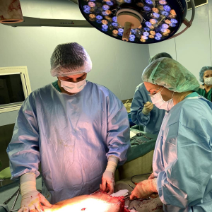 Пластический хирург Дмитрий Рябцев в операционной