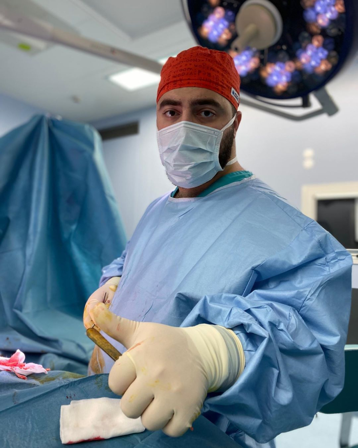 Пластический хирург Гукас Миракян в операционной