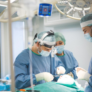 Пластический хирург Валерий Стайсупов выполняет ринопластику