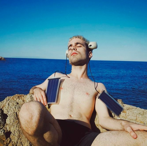 Испанский художник вживил себе плавники