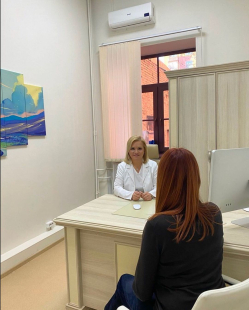 Пластический хирург Светлана Пшонкина с пациенткой