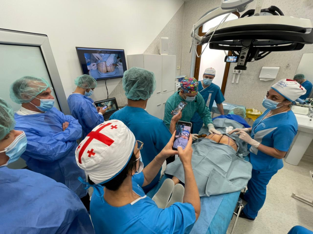 Пластический хирург Вардан Аршакян проводит мастер-класс по биоимплантации ягодиц