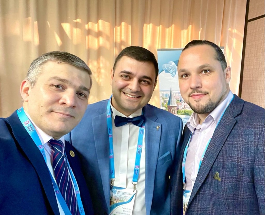 Пластический хирург Вардан Аршакян  с коллегами