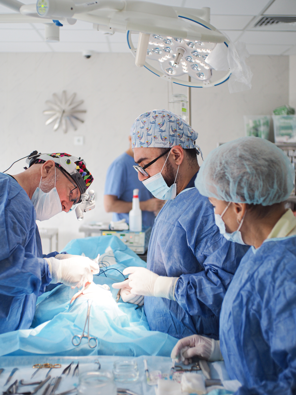 Пластический хирург Паруйр Минасян в операционной