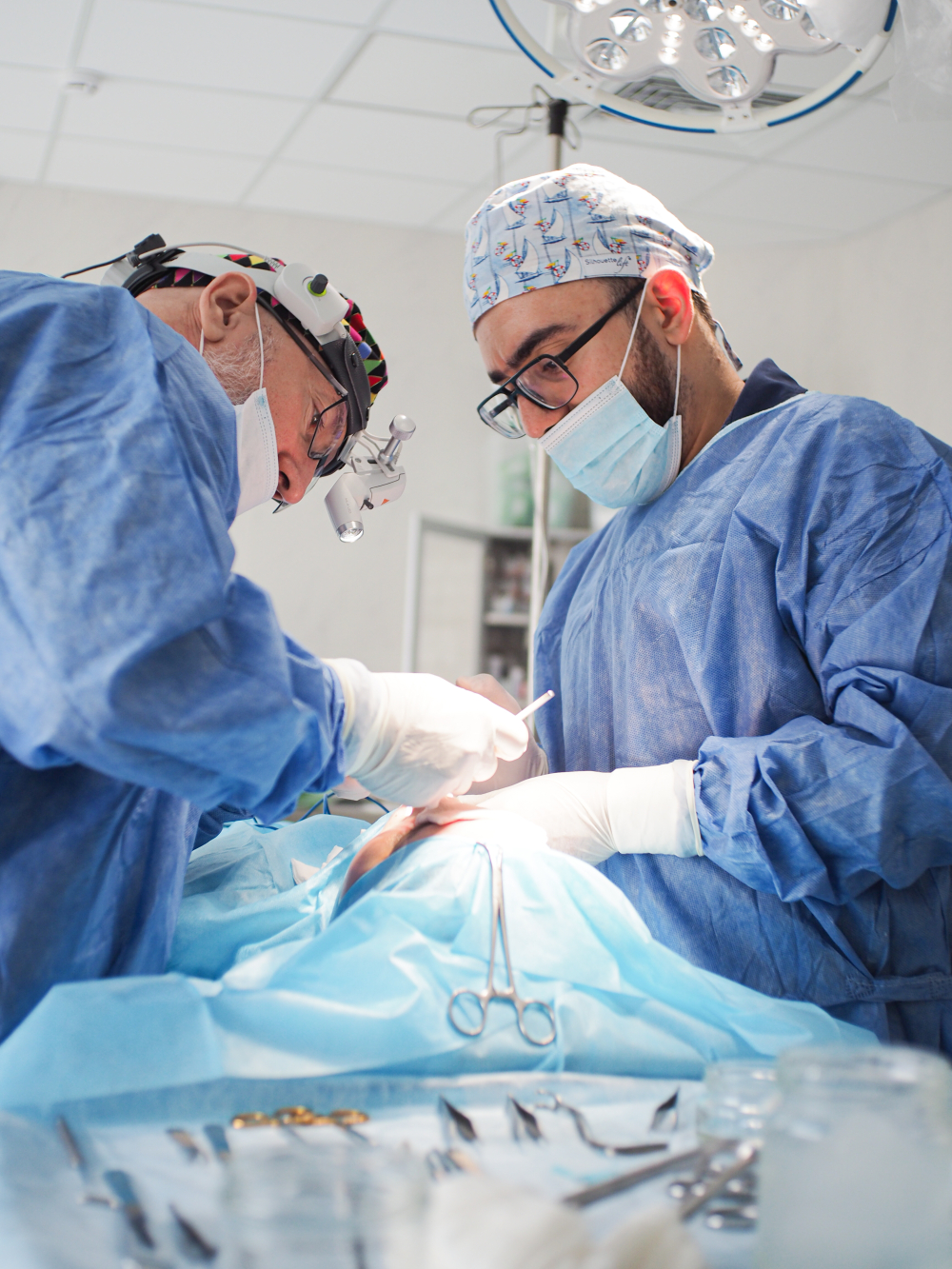 Пластический хирург Паруйр Минасян выполняет ринопластику