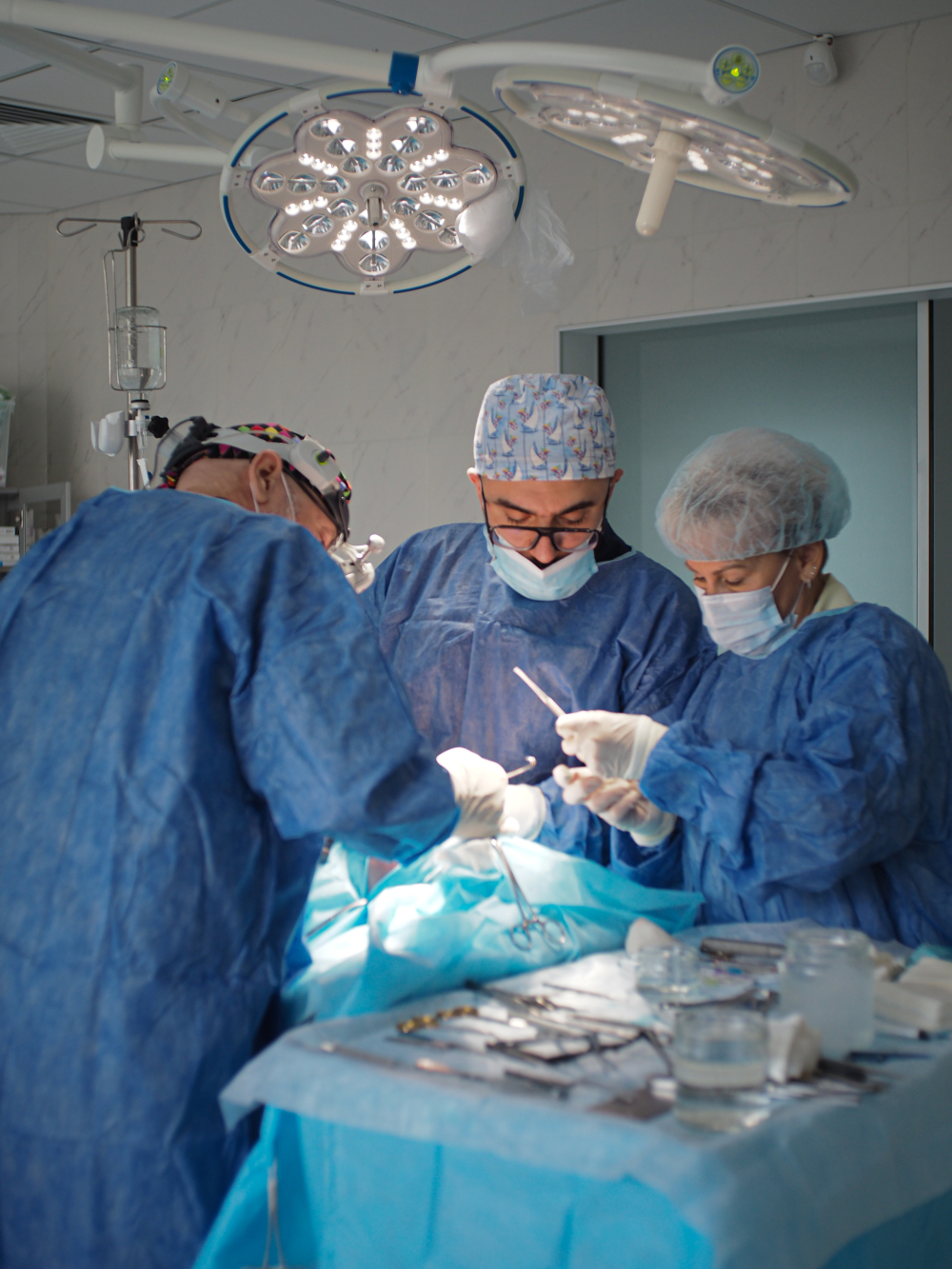 Пластический хирург Паруйр Минасян выполняет закрытую ринопластику