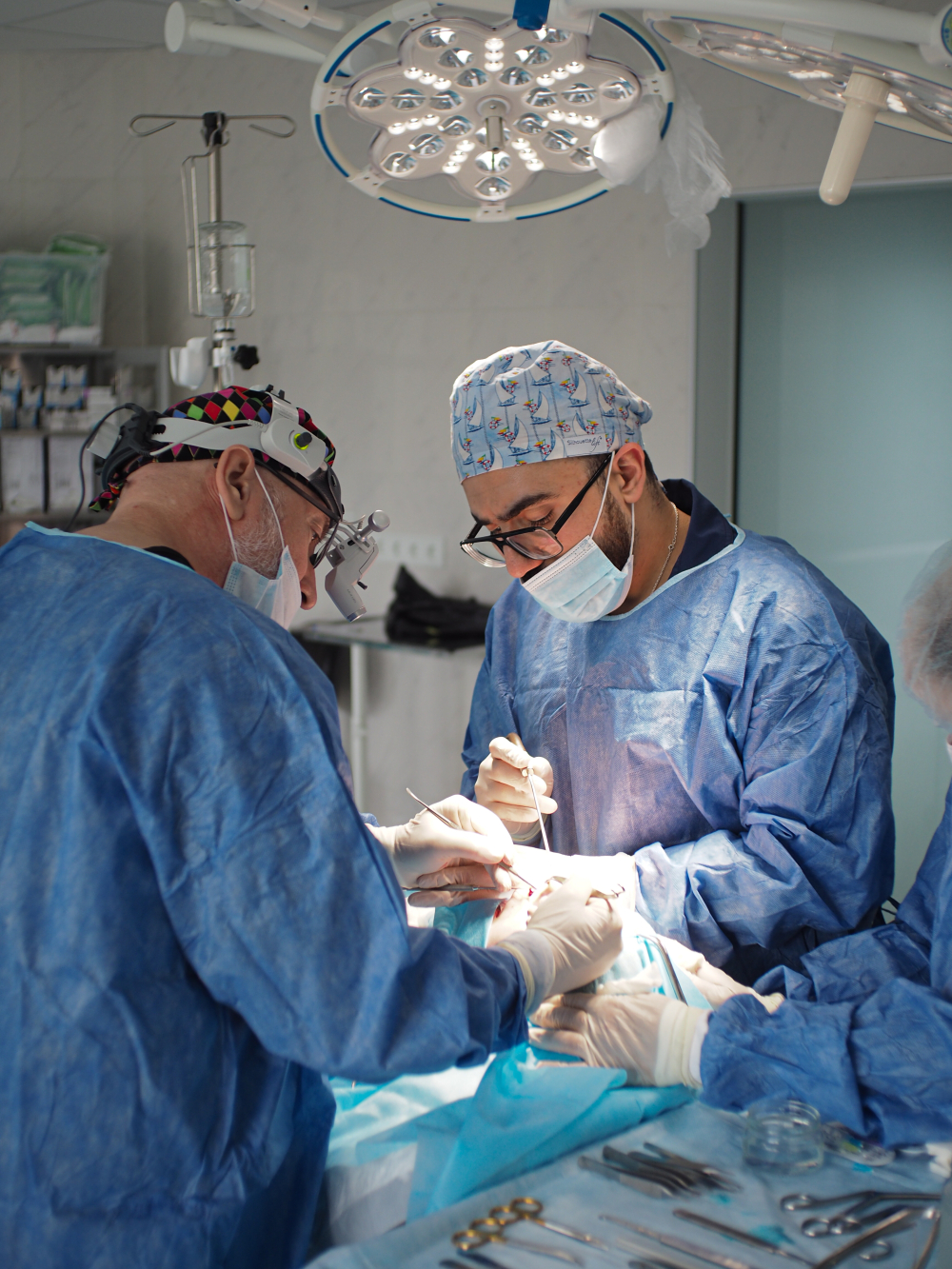 Доктор Минасян работает аккуратно, учитывая все анатомические особенности строения носа пациентки