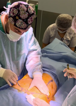 Пластический хирург Гукас Миракян в операционной