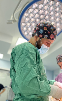 Пластический хирург Карен Пайтян проводит операцию