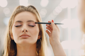 Преждевременно наносить макияж после блефаропластики