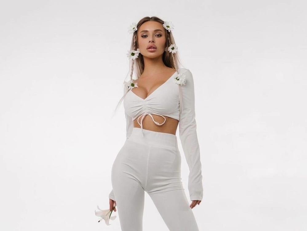 Пациентка пластического хирурга Гукаса Миракяна до и после увеличения груди имплантами. Фотоотзыв.