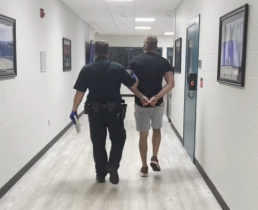 Пластический хирург арестован и обвинен в смерти жены