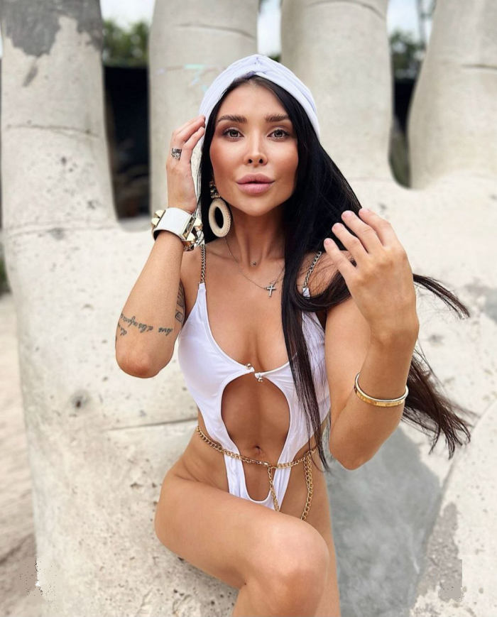 Пациентка доктора Миракяна после липомоделирования спортивного живота. Фотоотзыв