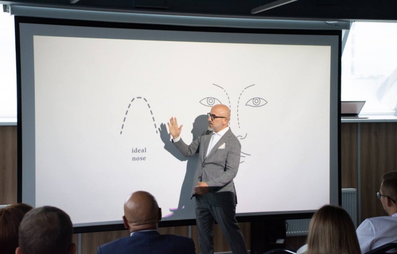 Приглашенный эксперт в области ринопластики Dr. Süreyya Şeneldir