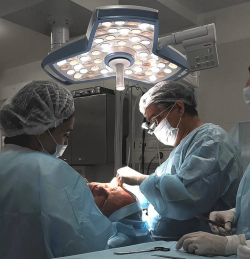 Пластический хирург Арслан Пенаев выполняет операцию