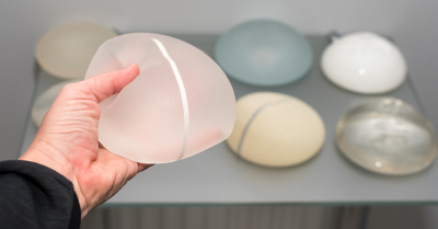 Есть ли связь между грудными имплантами и раком груди?